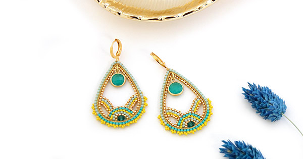 Esquema Pendientes gotas tejiendo de perlas patrón escamas. Esquema Pendientes gotas tejiendo de perlas patrón escamas.