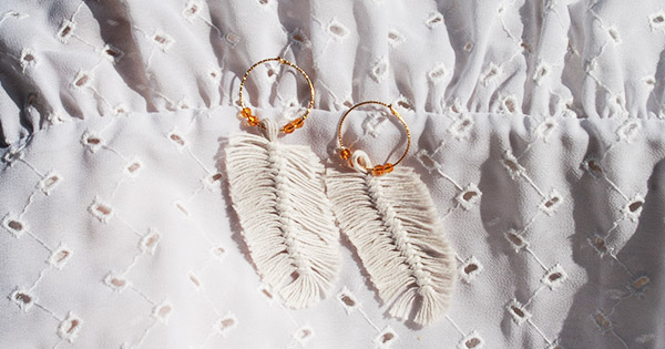 Pendientes criollos de plumas de macramé DIY Pendientes criollos de plumas de macramé DIY