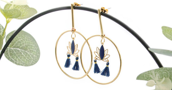 Pendientes de aro con dijes de loto dorados y azules Pendientes de aro con dijes de loto dorados y azules