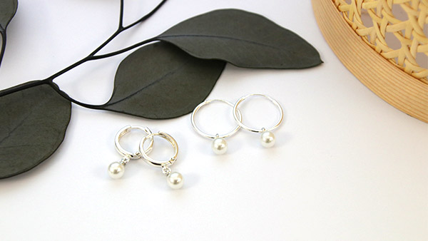 Aretes pequeños con perlas