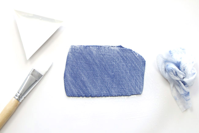 Aplicación de pintura acrílica para un efecto jean sobre el polímero.