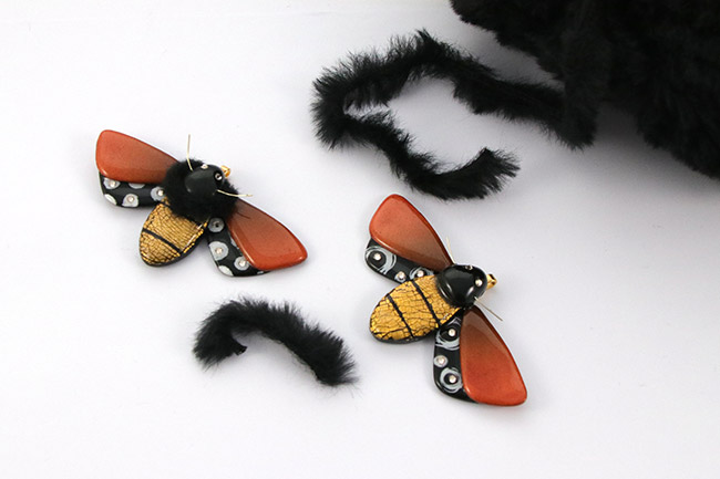 Mariposa de resina polimérica y pedrería : Paso 13