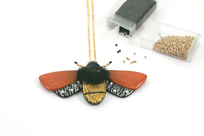Mariposa de resina polimérica y pedrería : Paso 14