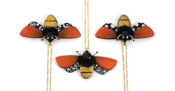 Mariposa de resina polimérica y pedrería