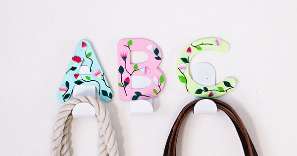 Percheros con letras Fimo