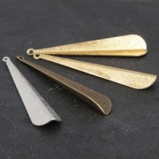 Colgante de metal diamantado gota 53x11 mm dorado x1