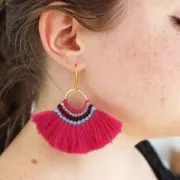 Colgante abanico con pompones de algodón 80x55 mm Fuchsia/dorado x1