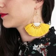 Colgante abanico con pompones de poliéster 80x55 mm Gris/dorado x1