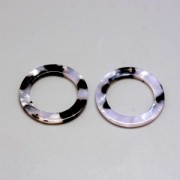 Colgante anilla de acetato de celulosa 14.5 mm Concha de tortuga Blancoo/Negro x1