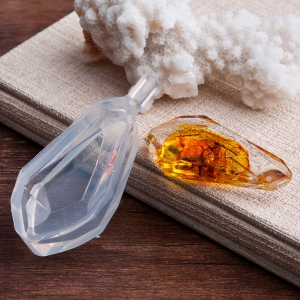 Molde silicono para hacer colgantes de resina 43.6x21x11.6mm  Diamante