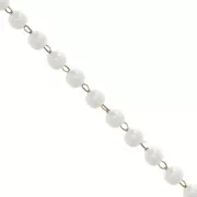 Cadena con cuentas nacaradas 4 mm White Pearl/latón bruto x 50cm