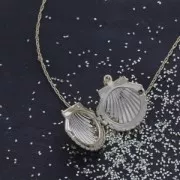 Colgante porta foto forma concha de latón 22x24 mm dorado x1