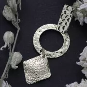 Dije rombo martillado para hacer piezas de Joyería y bisutería 17x19 mm Rodiado x1