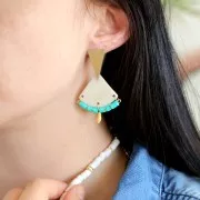 Entrepieza forma triángulo 4 agujeros de Tagua 25x28 mm - Azul Turquesa x1