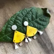 Entrepieza forma triángulo 4 agujeros de Tagua 25x28 mm - Marrón x1