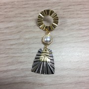 Dije trapecio trabajado de latón 10.5x9 mm - Rodiado x1