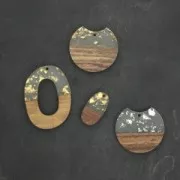 Colgante ovalado 27x15 mm de resina imitación de madera con fragmentos dorados x1