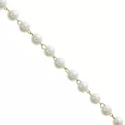 Cadena adornada de acero inox dorado con cuentas imitación nácar 4 mm - Blanco x1m