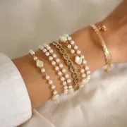 Cadena adornada de acero inox dorado con cuentas imitación nácar 4 mm - Blanco x1m