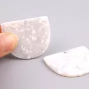 Colgante media luna acetato de celulosa 29x34 mm Blanco nacarado x1