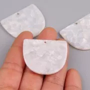 Colgante media luna acetato de celulosa 29x34 mm Blanco nacarado x1