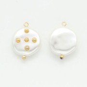 Colgante disco irregular con clave imitación nácar 23x18 mm - Blanco - Dorado x1