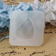 Molde de silicono triángulo redondeado para hacer cabuchones de resina x1