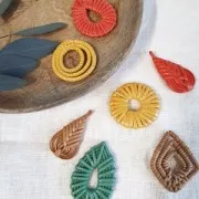 Colgante rombo calado de madera trenzado 45x35 mm - Natural x1