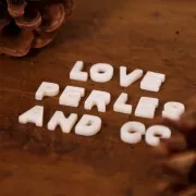 Cuenta letra alfabeto de nácar 10x8.5 mm - Q - Natural x1