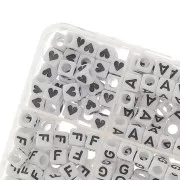 Surtido 1200 cuentas letras alfabeto y corazones forma cubo 6mm - Blanco - Negro