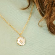 Colgante redondo de nácar 19x17 mm - motif croix - Chapado de Oro 3 micras x1