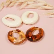 Colgante gota calado de resina opaca 30x24 mm - Ecru x1