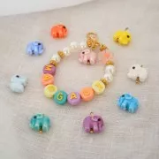 Surtido de 200 letras alfabéticas redondas en relieve de 10 mm de oro pastel