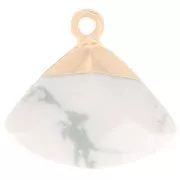 Pendentif triangle facetté 18x19 mm imitation gemme Howlite - Doré x1