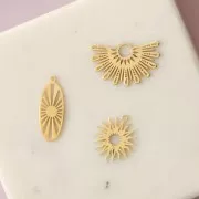 Colgante sol étnico calado 15x25 mm - exclusividad Perles&Co - Gold filled x1
