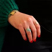 Anillo ovalado ajustable con motivo de corazón de resina epoxi - Dorado oro fino - Rosa viejo