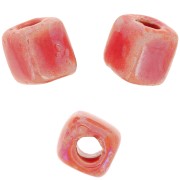 Perlas de cerámica en forma de cubo de 5 mm - Rojo claro iridiscente x5