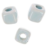 Perlas de cerámica en forma de cubo de 5 mm - Azul claro iridiscente x5