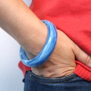 Pulsera gruesa de resina transparente 67 mm - Azul jaspeado x1