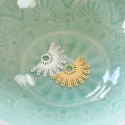 Colgante étnico medio sol 15x25 mm excluido Perles&Co - Dorado con oro fino x1