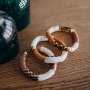 Perlas de tubo curvo de acrílica opaca 35x11 mm - Blanco jaspeado - Marrón x6