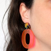 Colgante calado ovalado acrílico transparente 47x34 mm - Rosa - naranja neón x1