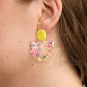 Colgante de acetato media luna 29x33 mm - Terrazzo Vainilla - Rosa Pastel x1