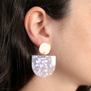 Colgante media luna acetato 29x33 mm - Violeta terrazo - Blanco nacarado x1