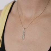 Colgante Amore con óxidos de circonio 35x7 mm - Acero inoxidable 316L dorado x1