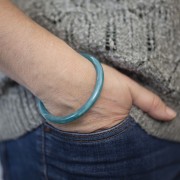 Pulsera acrílico transparente de 64 mm - Azul petróleo jaspeado x1
