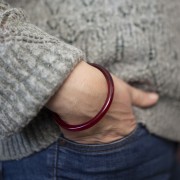 Pulsera acrílico transparente de 64 mm - Burdeos jaspeado x1