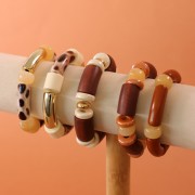 Perlas tubo curvadas 35x11 mm en acrílico opaco - Marrón x6