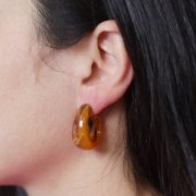 Pendientes de aro de 27 mm de ancho en resina translúcida - Apricot Marble x2
