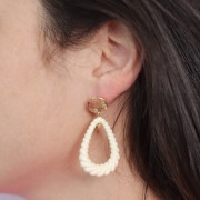 Colgante gota hueca retorcida 36x24,5 mm en resina opaca - Celadón x1